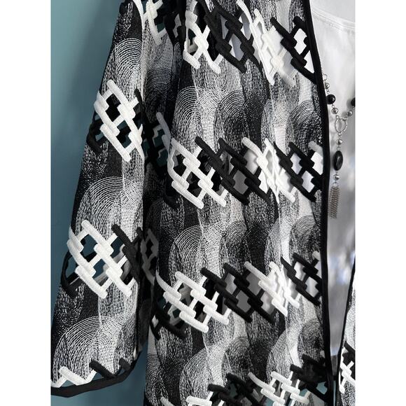 Alfred Dunner Black and White Women's 2 Piece Quarter Sleeve Blouse w/ Necklace - Picture 3 of 6